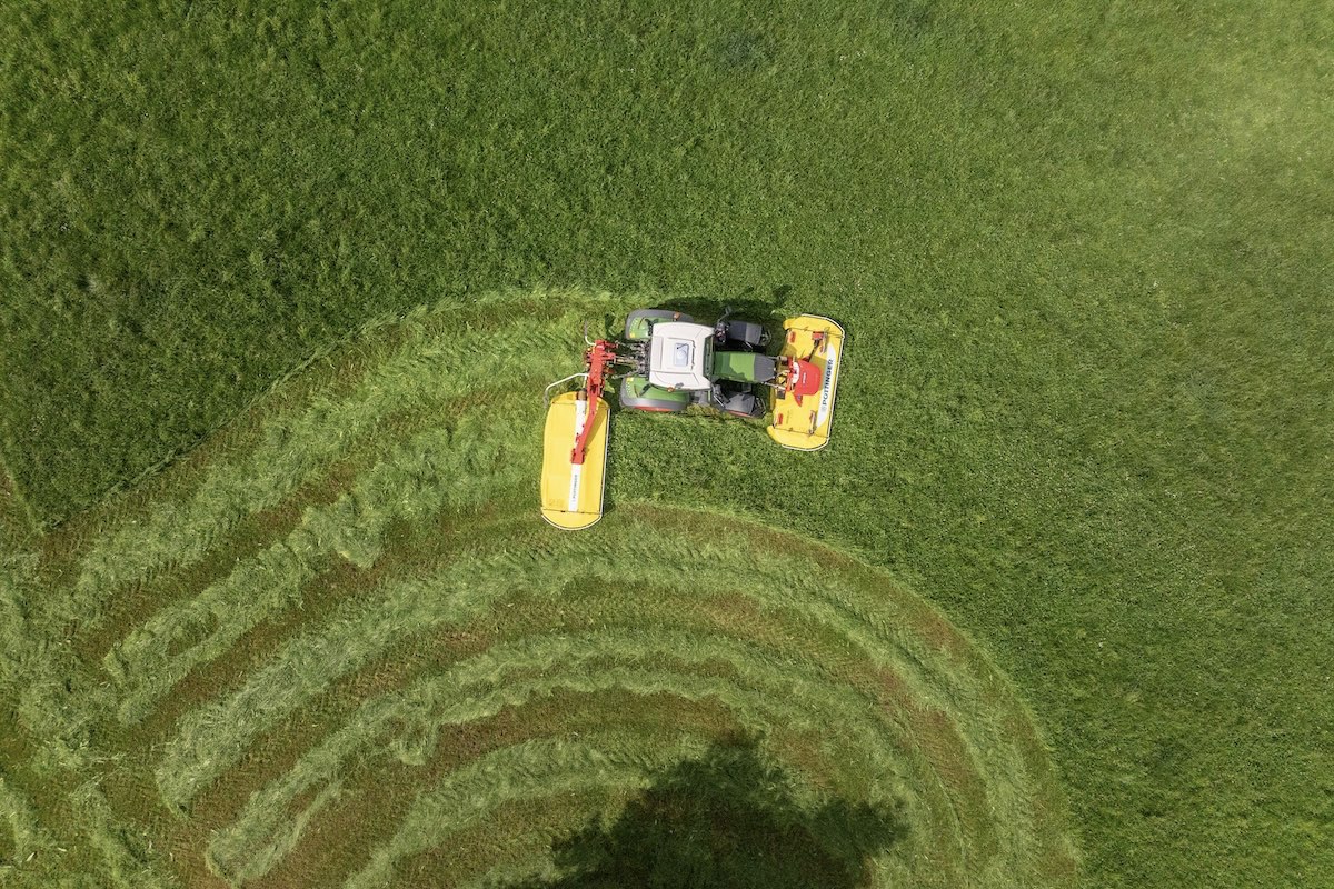 Sovrapposizione perfetta tra falciatrice frontale, trattrice e falciatrice posteriore con il sistema opzionale di controllo comfort Profiline